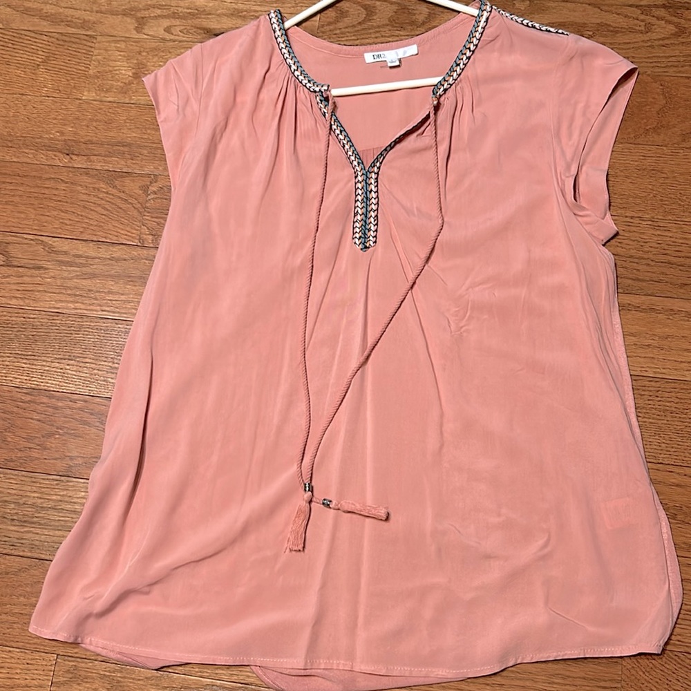 DR2.  Mauve ladies top with blue accent border   Cap sleeve.   Large